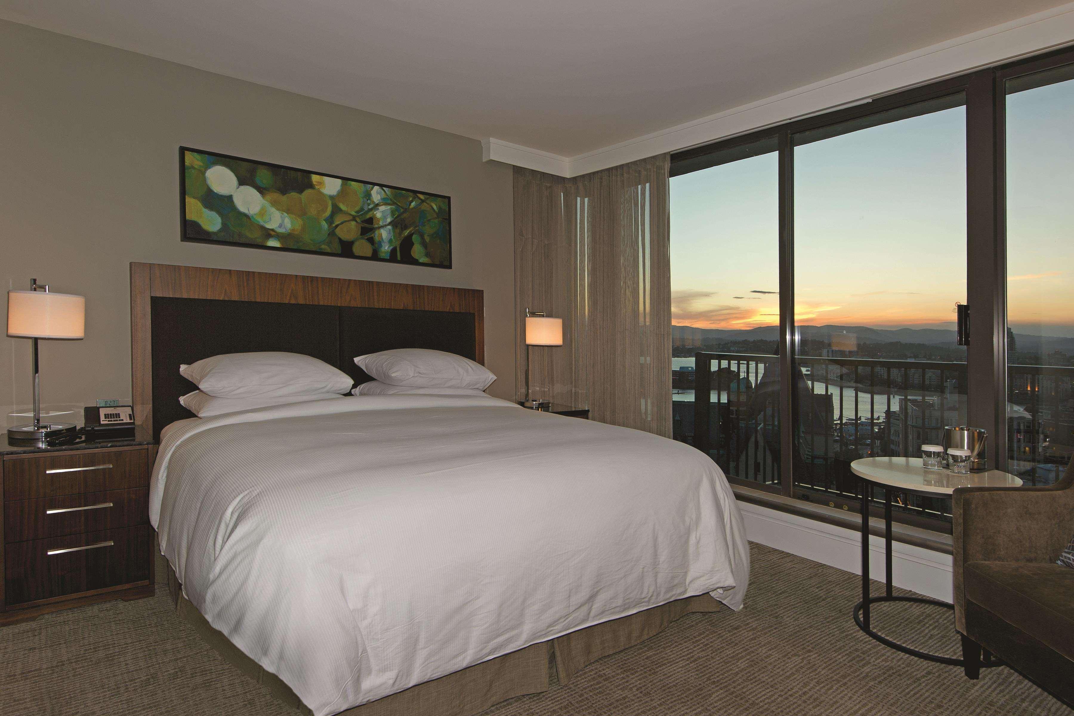Doubletree By Hilton Hotel & Suites Victoria Ngoại thất bức ảnh