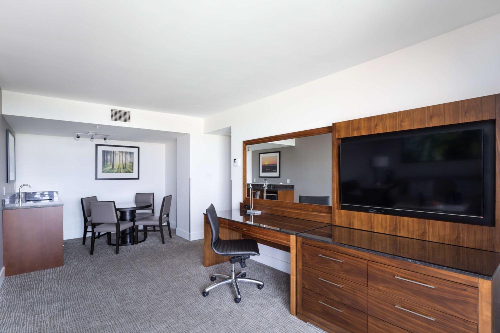 Doubletree By Hilton Hotel & Suites Victoria Ngoại thất bức ảnh